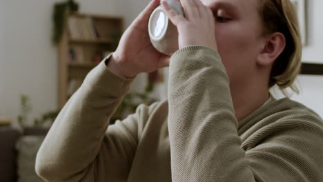 테이블 위에 노트북을 사용하는 십대