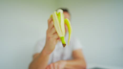 los hombres comen un plátano