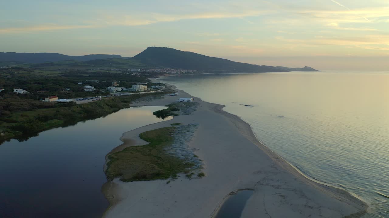 Splendida vista di una spiaggia sabbiosa con vegetazione verde vicino al mare blu.