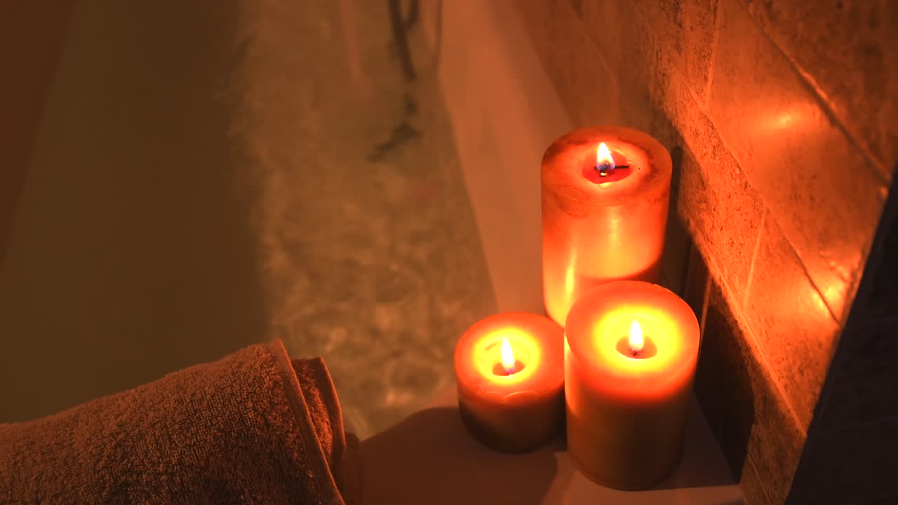 Vasca da bagno per spa domestica rilassante che si riempie di acqua calda, per la cura di sé, con candele.