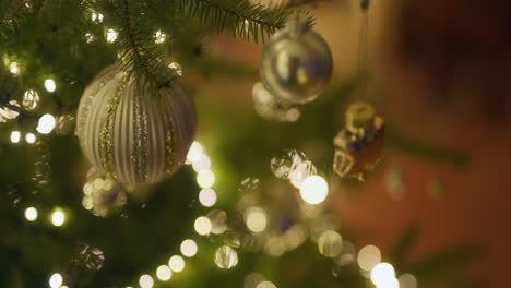 tradiciones familiares de navidad decorando el árbol de navidad