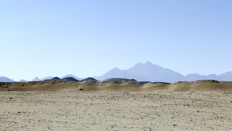 Conduciendo-Por-Las-Calurosas-Y-Soleadas-Carreteras-Del-Desierto-De-Egipto