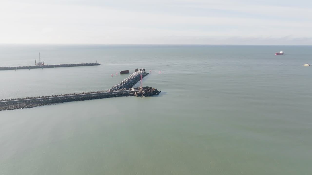 vista panorámica de los muelles norte y sur o las puertas del puerto que conectan el mar báltico y la laguna de curonian
