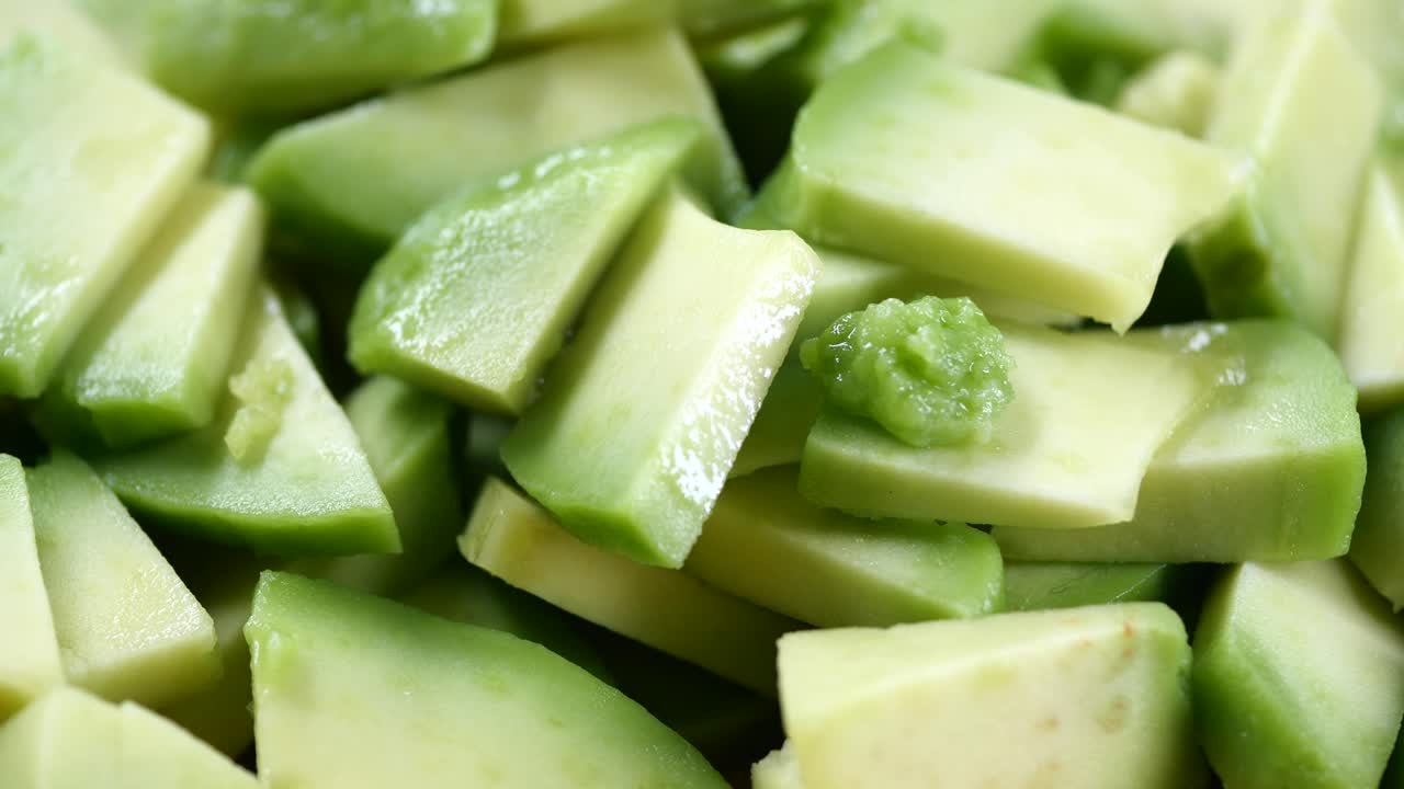 Close-up de manga verde picada com condimento picante