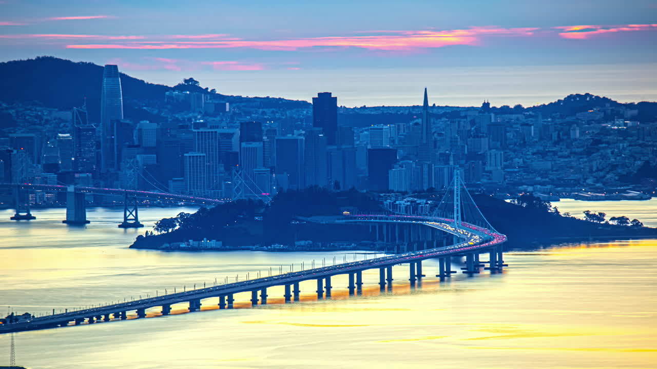 해가 지는 산 프란시스코 만 다리 - 캘리포니아 오클랜드에서 볼 수 있는 도시 스카이 라인 타임 스
