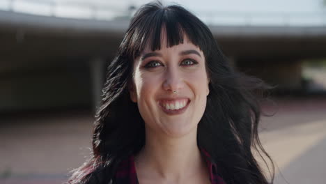 Primer-Plano-Retrato-Feliz-Joven-Mujer-Caucásica-Sonriendo-Alegre-Mirando-A-La-Cámara-Usando-Un-Anillo-En-La-Nariz-En-Cámara-Lenta