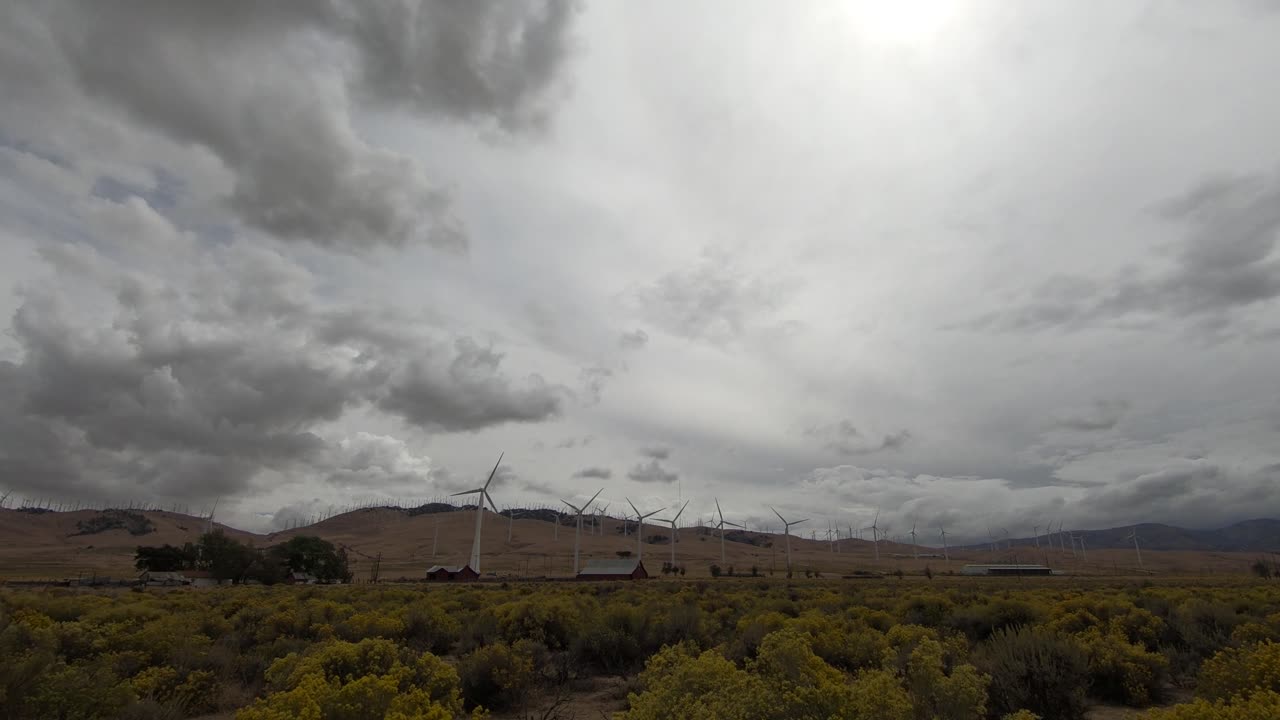 lapso de tiempo de nube sobre molinos de viento en el granero rojo