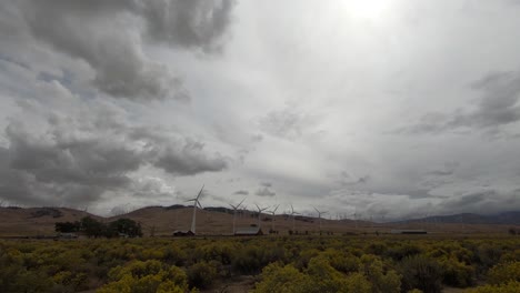 Lapso-De-Tiempo-De-Nube-Sobre-Molinos-De-Viento-En-El-Granero-Rojo