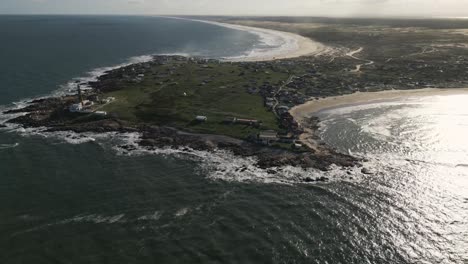 Drones-Aéreos-Vuelan-Sobre-La-Aldea-De-Cabo-Polonio,-Costa-Uruguaya-En-Rocha,-Océano-Azul-Y-Paisaje-Tranquilo