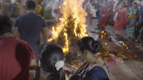 Menschen-Feiern-Das-Hinduistische-Holi-Fest-Mit-Lagerfeuer-In-Mumbai,-Indien-20