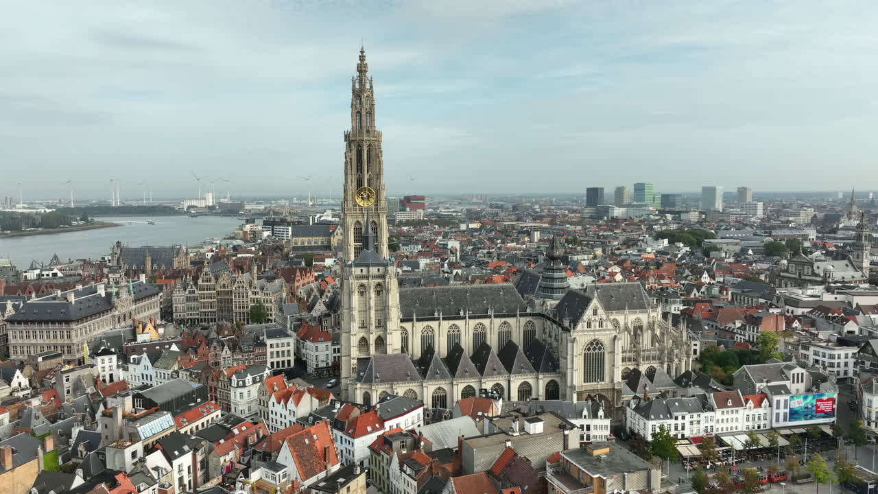 Tomada aérea de aproximação mostrando a Catedral de Nossa Senhora na cidade de Antuérpia.