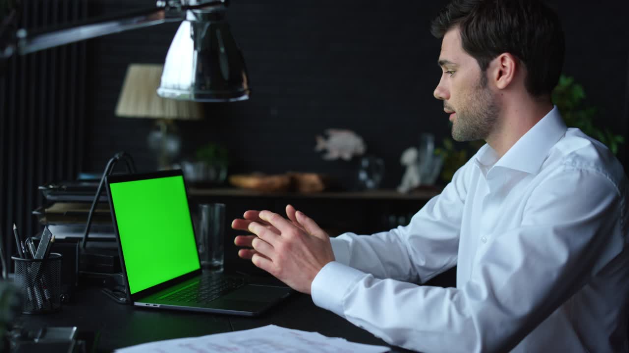 hombre de negocios haciendo videollamadas en línea en una computadora portátil con pantalla verde. hombre usando computadora portátil
