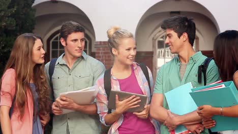 estudiantes felices charlando juntos afuera