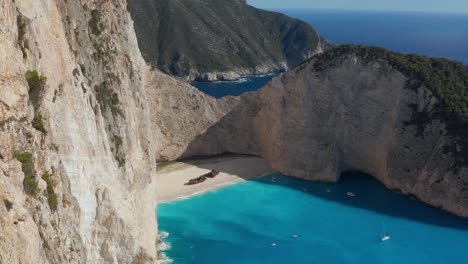 Mv-Panagiotis-Naufragio-En-La-Playa-De-Navagio-En-Un-Día-Soleado-En-Las-Islas-Jónicas,-Grecia