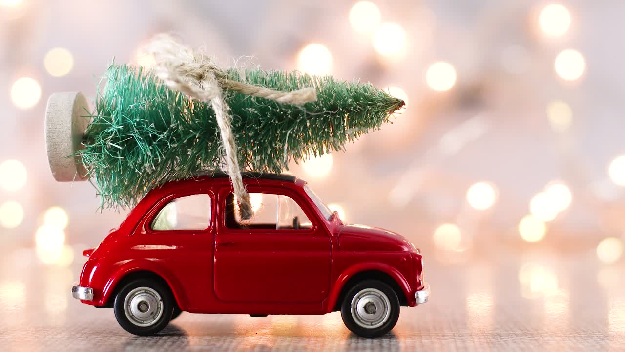 지붕에 크리스마스 트리와 함께 빈티지 빨간 차