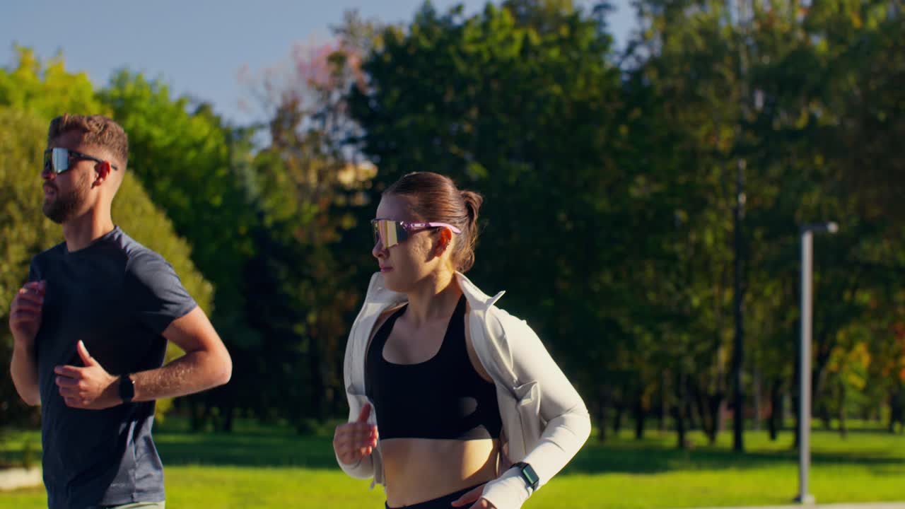 pareja trotando en el parque