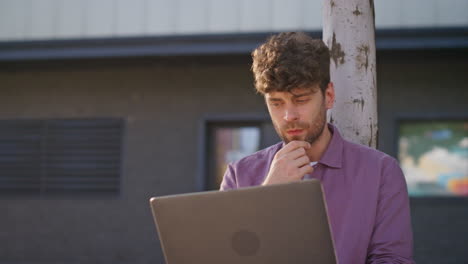 enfocado freelancer buscando idea de trabajo parque de primer plano. pensativo tipo de trabajo portátil