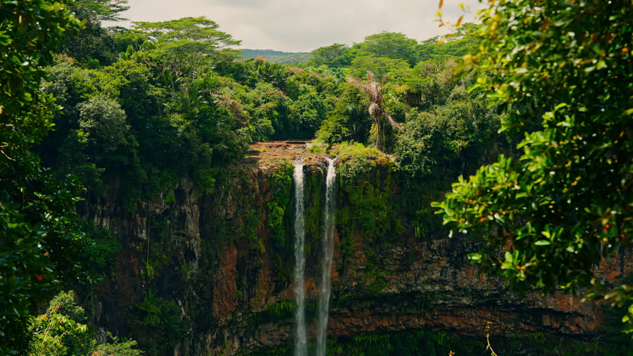 catarata de chamarel en la isla de mauricio desde un punto de vista alto