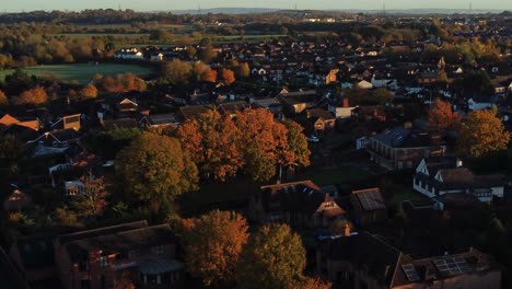 Vista-Aérea-De-Viviendas-De-Barrio-Británico-Dando-Vueltas-Temprano-En-La-Mañana-Amanecer-Tejados-De-Colores-Otoñales