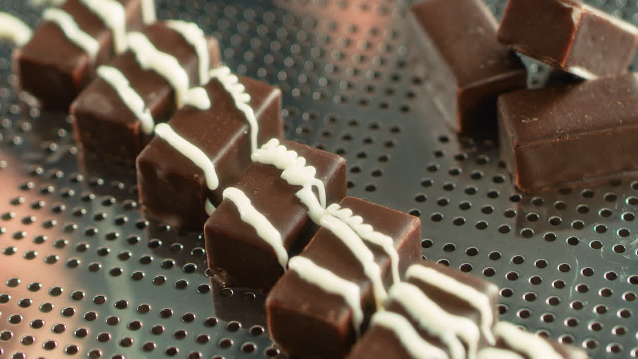 glaseado blanco fundido vertiendo en dulces de chocolate oscuro