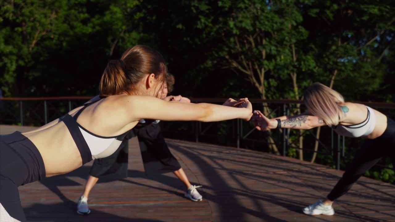 mujeres estirándose al aire libre
