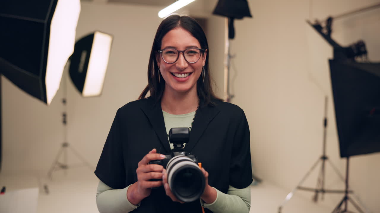 스튜디오에서 여성 사진작가