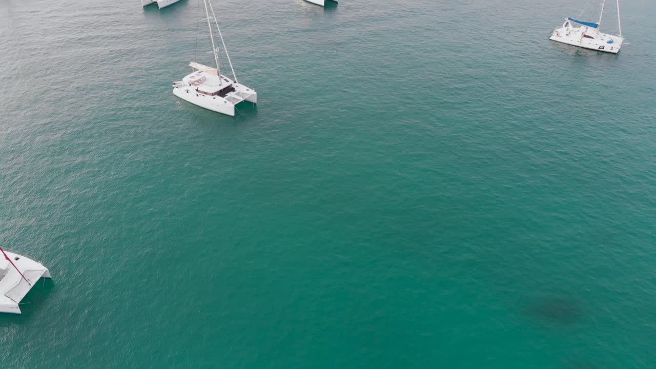vista aérea de barcos y yates en las aguas turquesas del océano índico alrededor de la digue, una isla de las seychelles