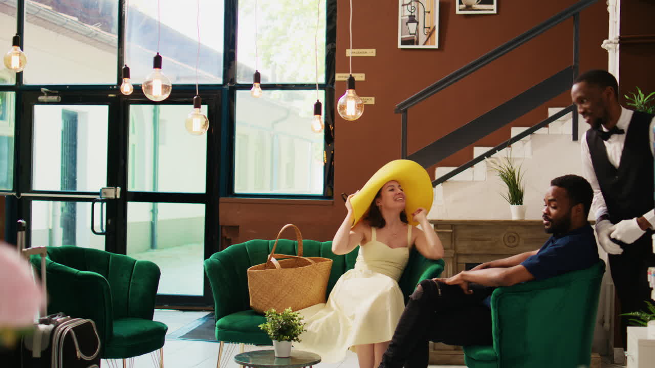 관광객 들 에게 짐 을 운반 하라고 요청 하는 호출자