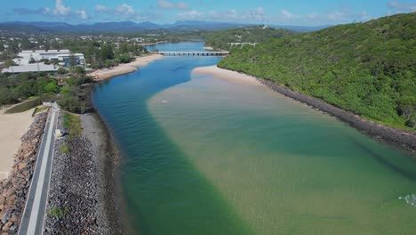 las aguas azules claras del arroyo talebudgera junto al promontorio de burleigh en gold coast, queensland, australia