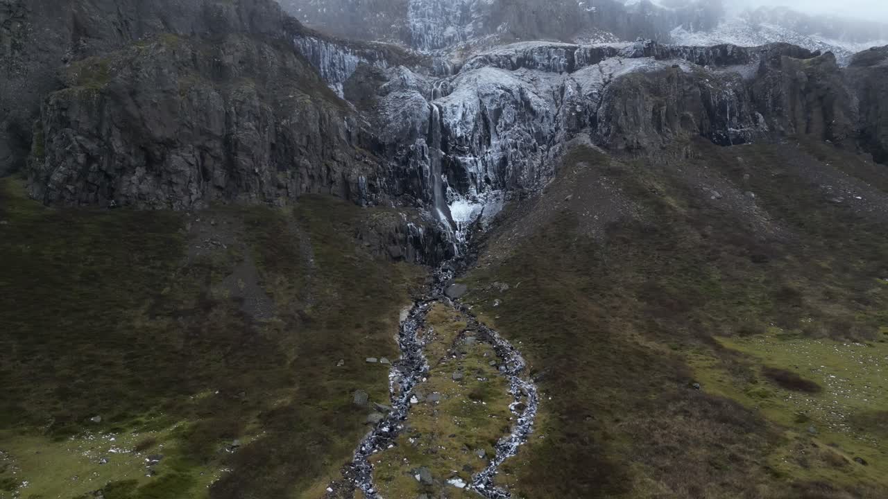 cascada helada en el camino hacia la costa este en las montañas de islandia, aero