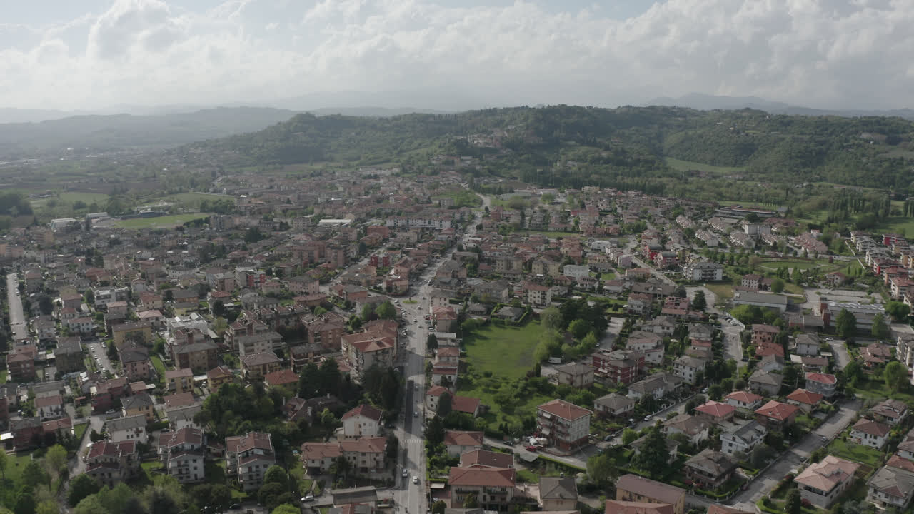 4k에서 드론으로 촬영된 이탈리아 마을의 도로