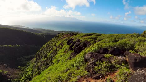 Das-FPV-Luftbild-Zeigt-Eine-Atemberaubende-Grüne-Berglandschaft-Und-Ein-Atemberaubendes-Blaues-Meer-In-Der-Nähe