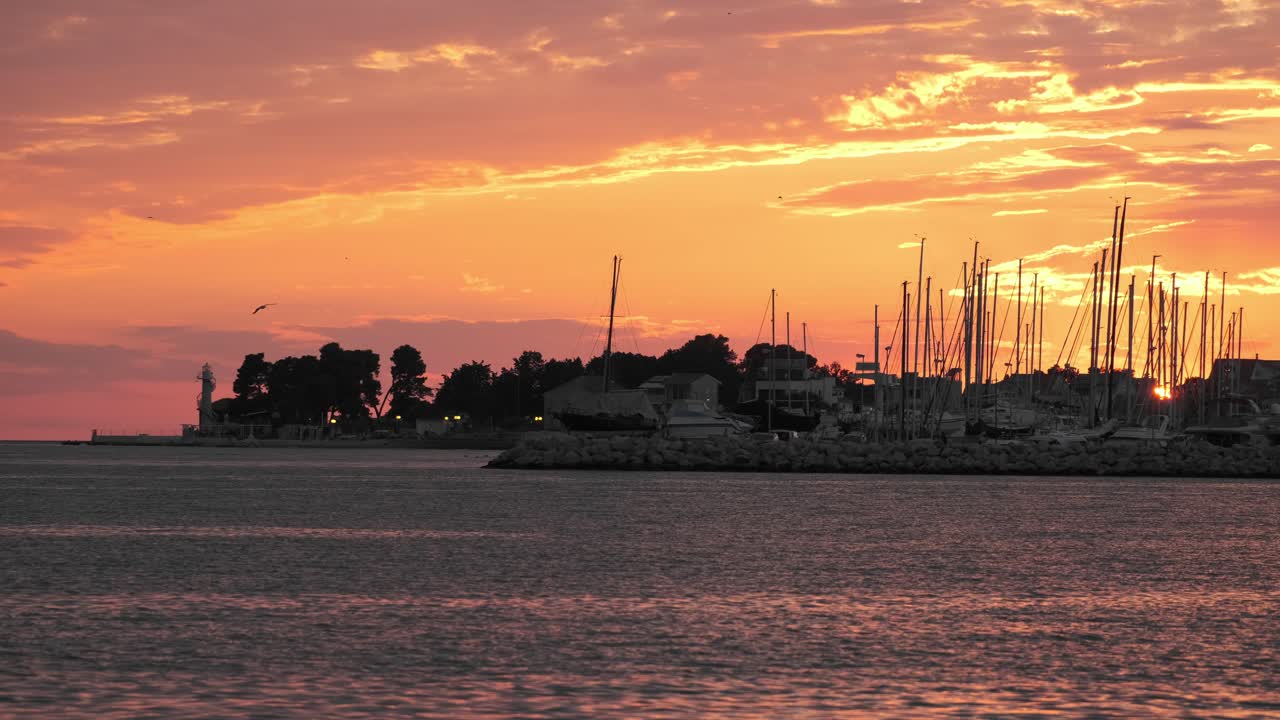 спокойное закатное небо над пунтамикой в задаре и пристани с лодками