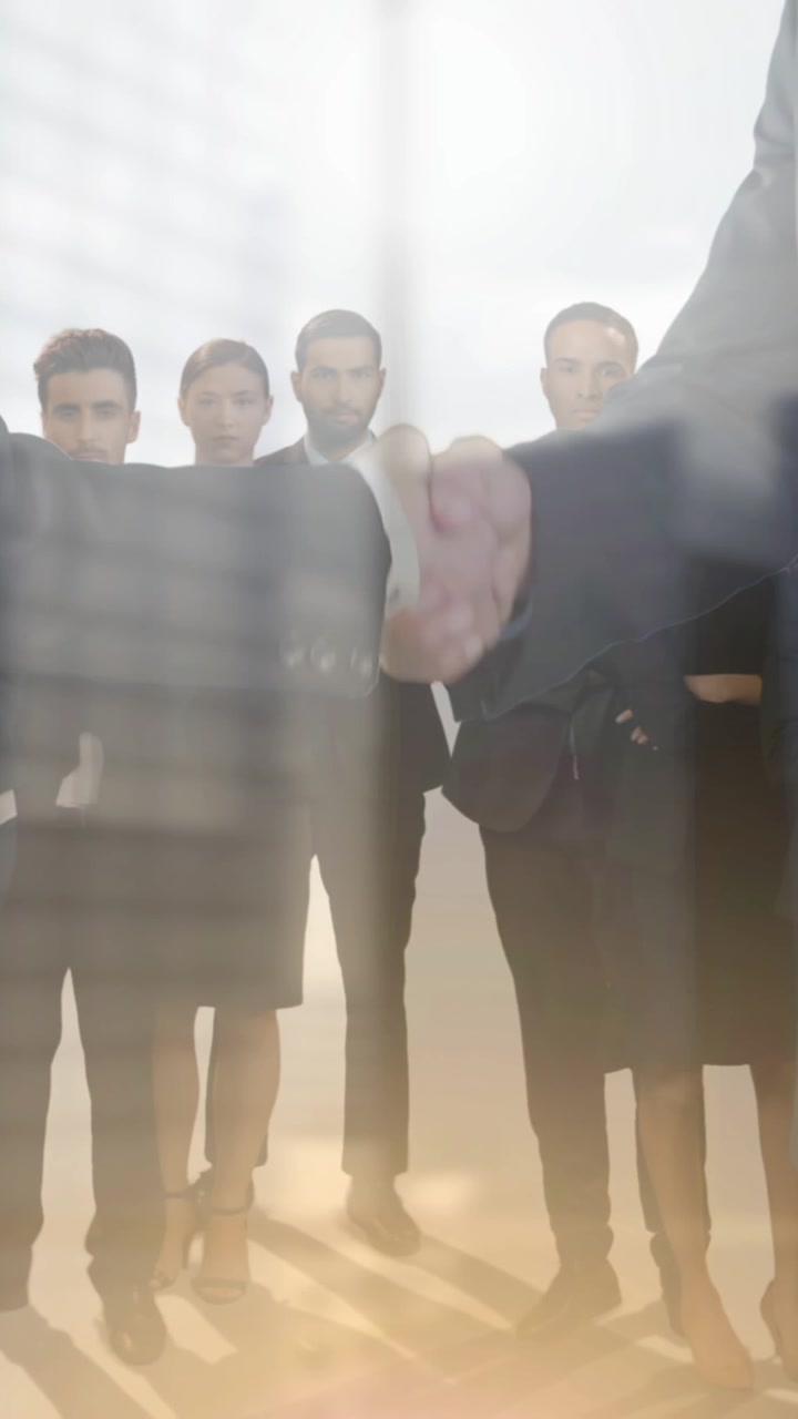 Animation af forretningsmand og forretningskvinde, der giver hånd, over forretningsmænd og bylandskab.