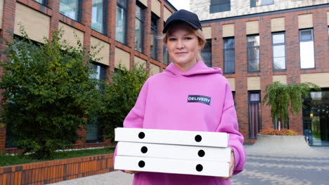 Mujer-Joven,-Tenencia,-Cajas-De-Pizza