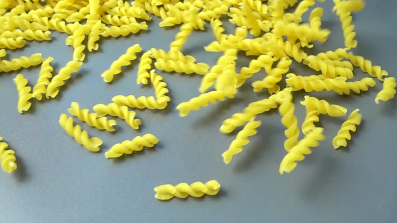 A massa fusilli caindo. Câmera lenta.