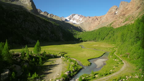 Erstaunliche-Unberührte-Natur-Des-Bergziels-Predarossa-Oder-Preda-Rossa-In-Der-Sommersaison-Im-Val-Masino,-Italien