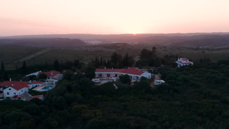 항공: 일몰 동안 algarve 풍경