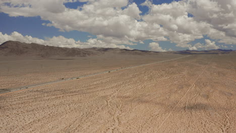 el desierto de mojave en california, junto a la autopista i-15
