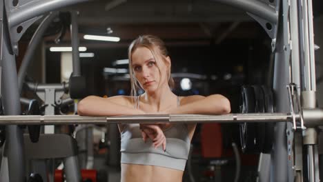 mujer en el gimnasio