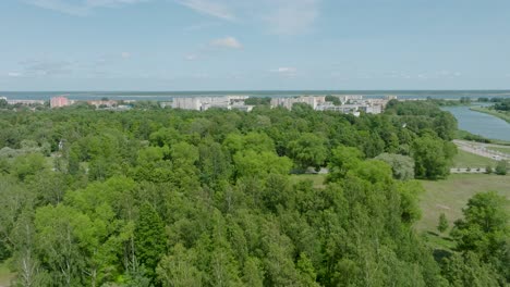 vista aérea del distrito residencial lleno de edificios de apartamentos en un soleado día de verano, casas renovadas y aisladas, paredes coloridas de la fachada, árboles verdes, disparo de avión no tripulado avanzando