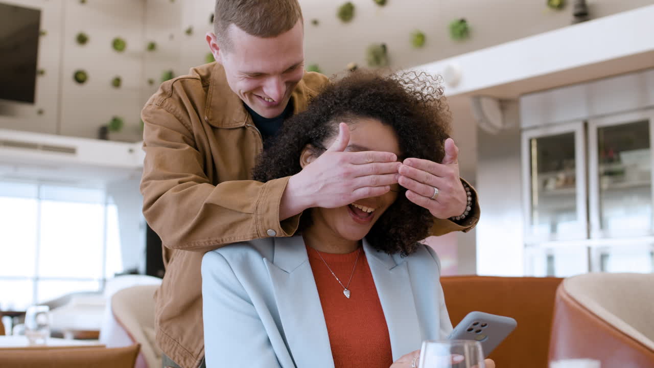 una pareja disfrutando de una comida en un café