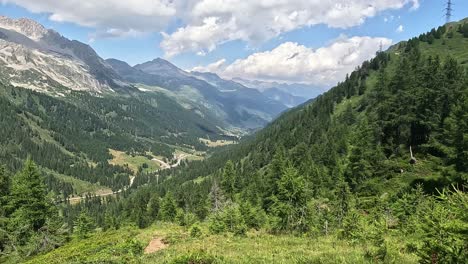 Vista-Sobre-Un-Bosque-Alpino-Sobre-Airolo,-Paso-De-Montaña-Gotthard