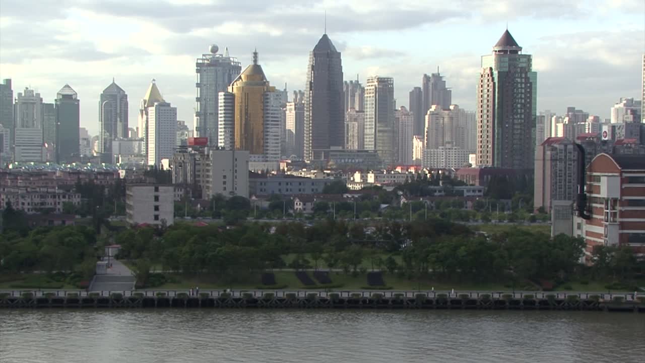 paisaje urbano de shanghai, china filmado desde la zona del puerto