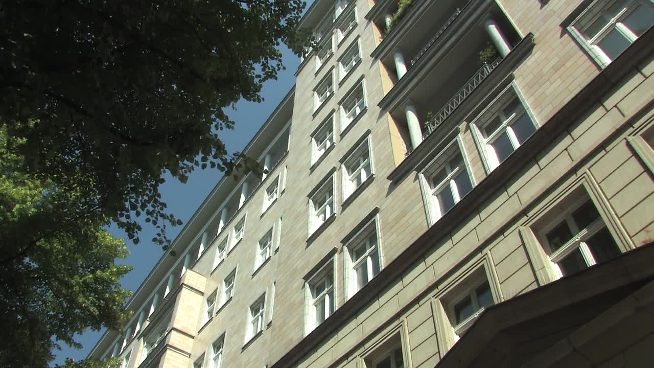 독일 코스모스 시네마 근처의 칼 마르크스 알레 베를린에 있는 블록 e 한스 홉의 중간 샷