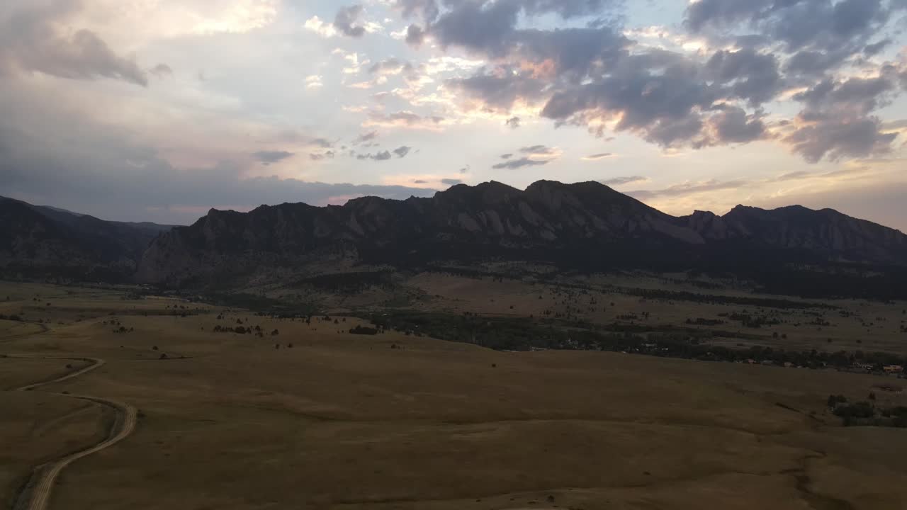 Berge mit Wolken nahe Boulder, Colorado