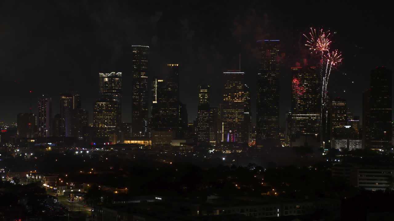 vista aérea de los fuegos artificiales del 4 de julio sobre el centro de houston.