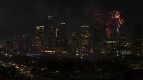 Vista-Aérea-De-Los-Fuegos-Artificiales-Del-4-De-Julio-En-El-Centro-De-Houston