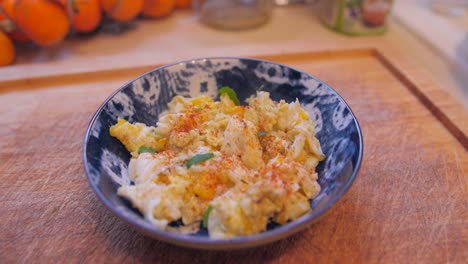 huevos revueltos con pimentón y perejil