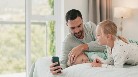 Familie,-Vater-Und-Selfie-Mit-Einem-Küssenden-Mädchen